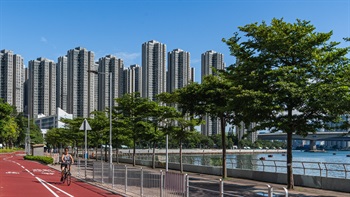Tsuen Wan Waterfront is an essential piece in the walking network of Tsuen Wan. It connects the residential and commercial area to public transport including MTR, Tsuen Wan Ferry Pier and Tsuen Wan West Station Public Transport Interchange.